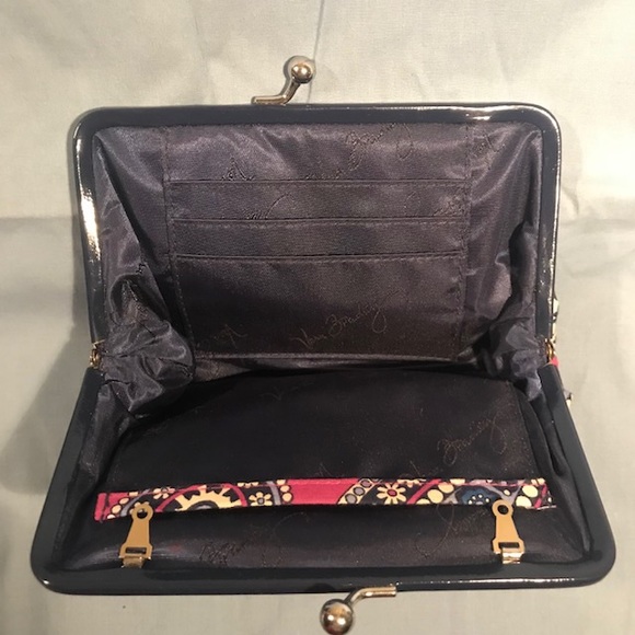 Vera Bradley Clutch retired Boysenberry Pattern Excellent pre-owned item #2067 - Picture 3 of 3